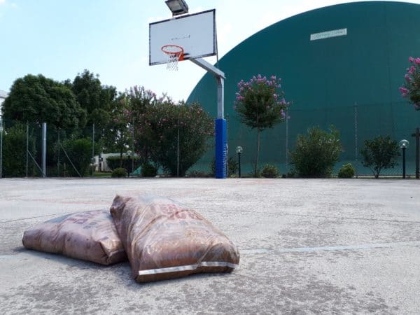 Trasformare un campo in asfalto verniciato in un campo in terra rossa oppure in terra rossa sintetica, come faccio a scegliere?